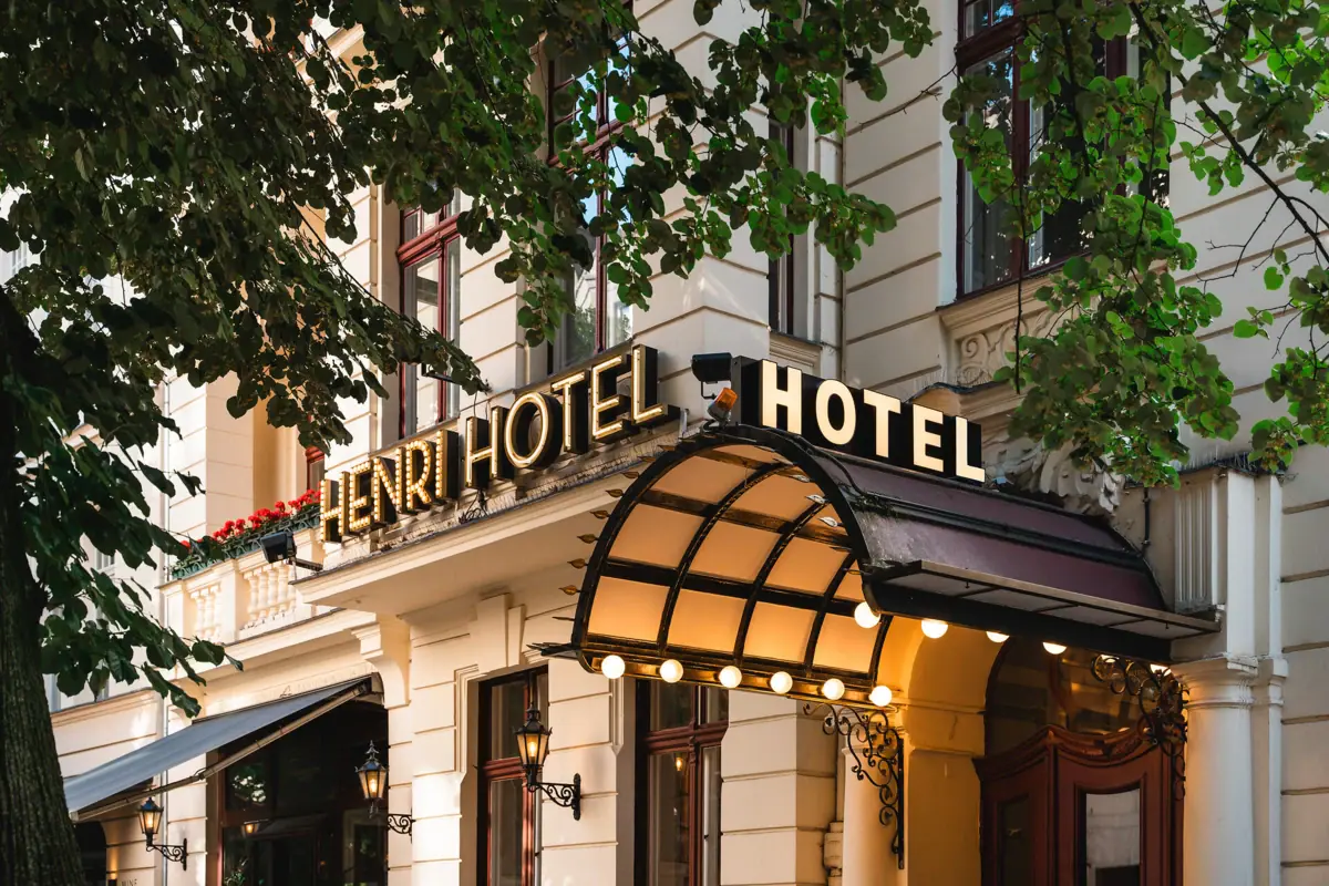 Hotel ingang 's nachts met verlichting