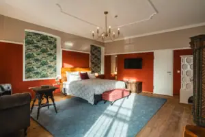 Slaapkamer met bed en vloerbedekking.