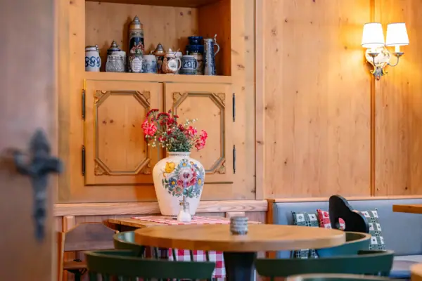 Een tafel met een vaas vol bloemen erop.