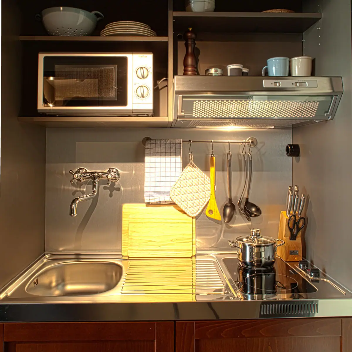 Klein kookeiland met gootsteen, twee kookplaten en magnetron