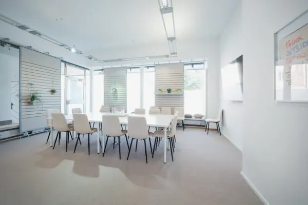 Een kamer met een tafel en stoelen.