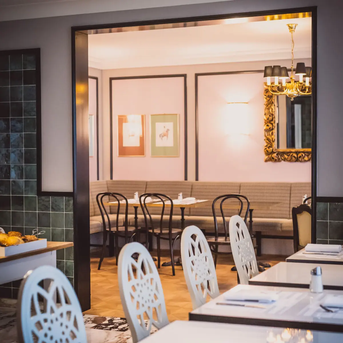 HENRI Weense Huiskeuken Een kamer met tafels en stoelen.