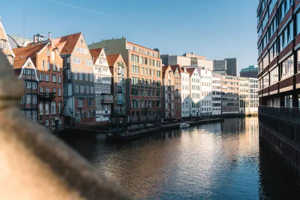 Water naast buitengebouwen