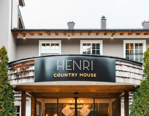 HENRI Ingang Kitzbühel Hotel ingang vanaf de voorkant HENRI Kitzbühel.