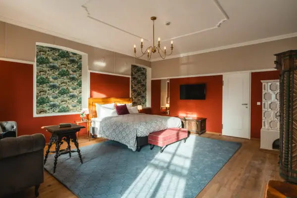 Slaapkamer met bed en vloerbedekking.