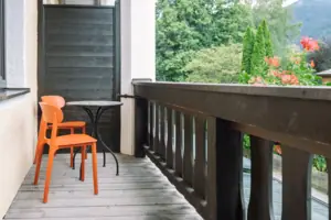 Balkon bij de kamer in HENRI in Garmisch-Partenkirchen Een tafel en stoelen op een terras.