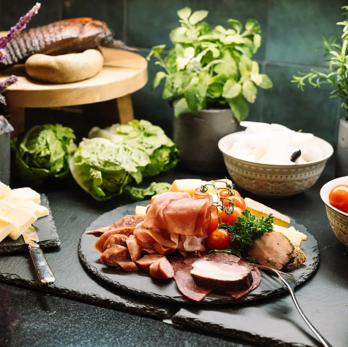 Een bord met een kunstig opgemaakt gerecht op een tafel.