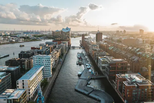 Een rivier met boten erop.