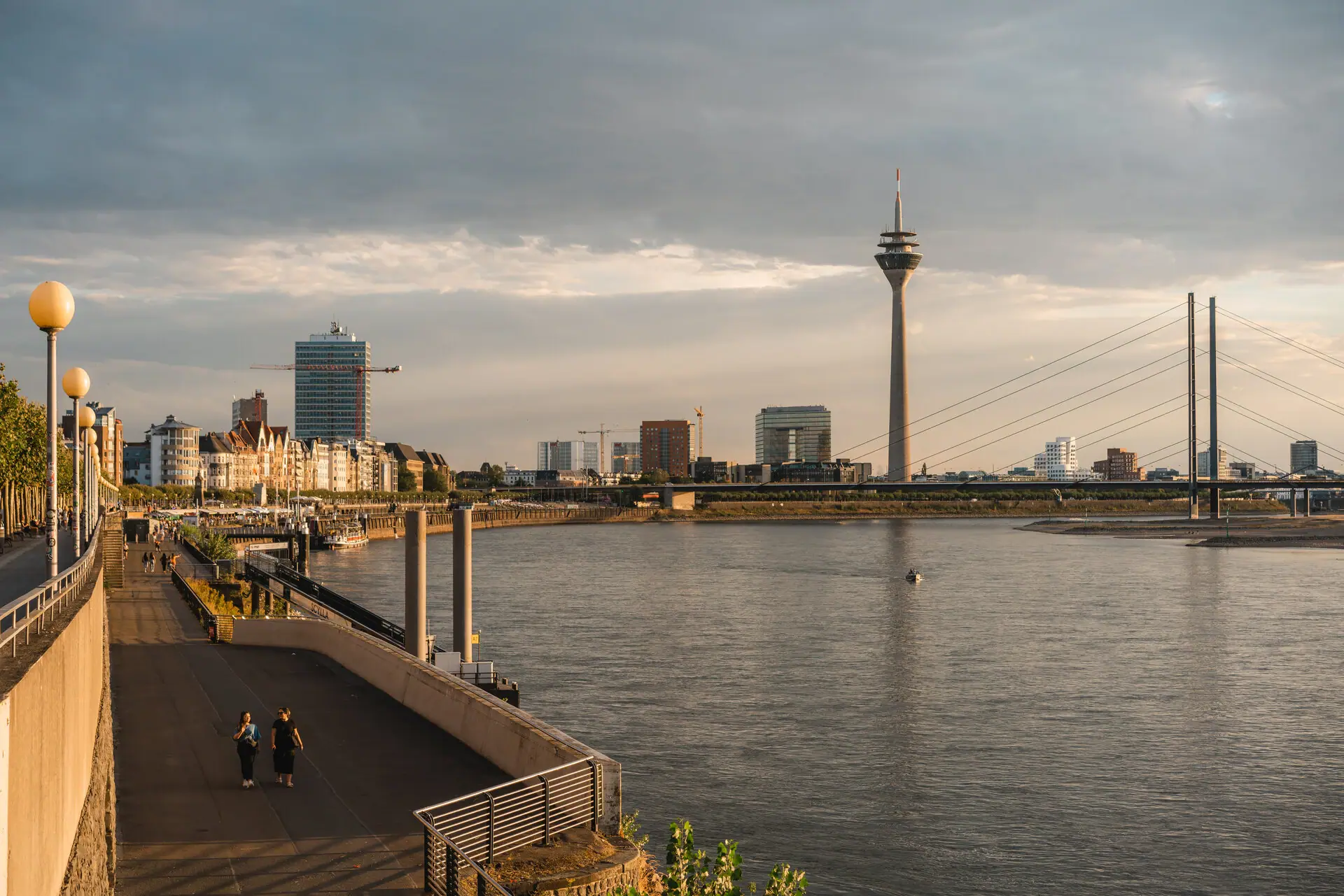 Düsseldorf Een waterpartij met een stad op de achtergrond.