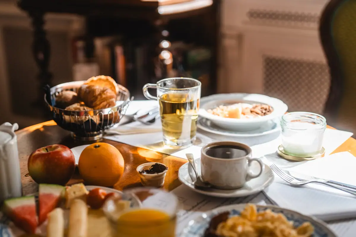 Een tafel met eten en drinken.