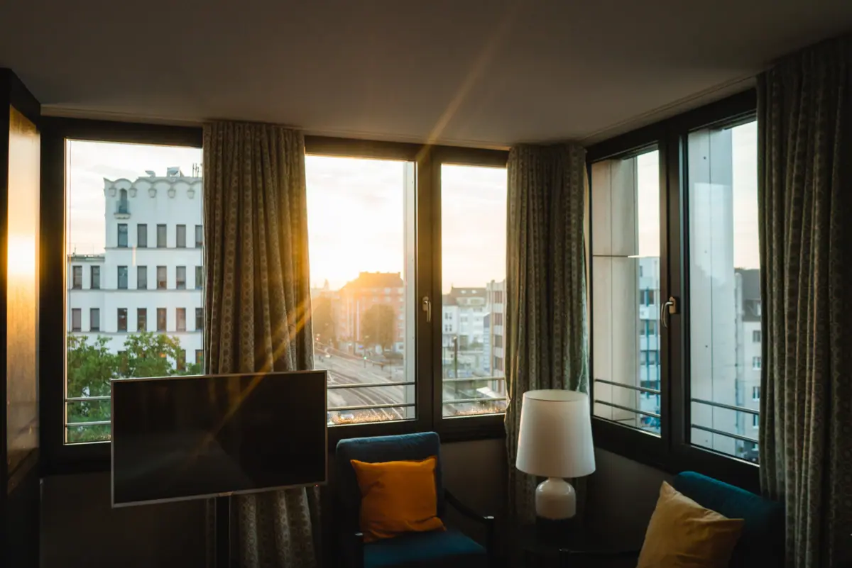 HENRI Kamers Düsseldorf Een kamer met een televisie en een raam.