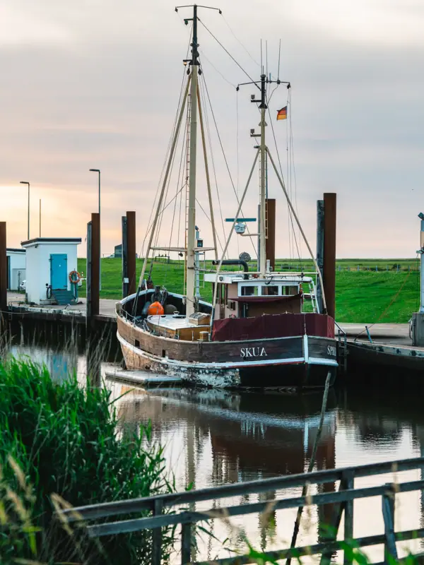 Een boot op het water in Cuxhaven.