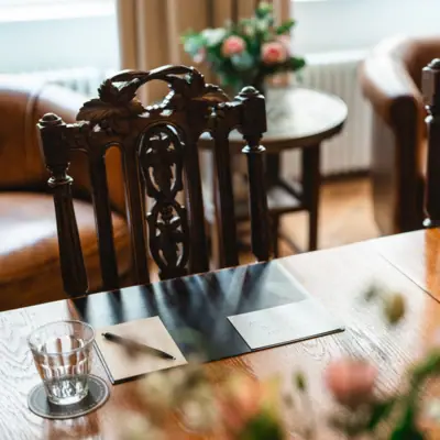 Evenementlocatie HENRI Berlijn Houten tafel met stoelen en vergaderdocumenten