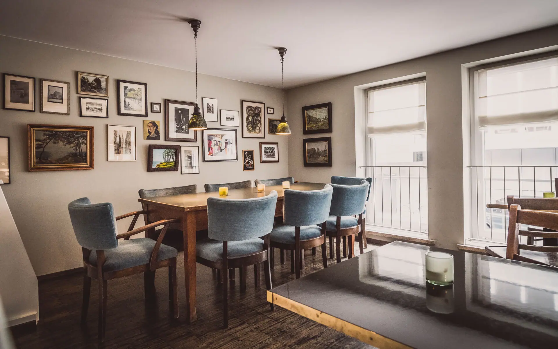 Eethoek in de kantoorkeuken Eethoek met tafel en stoelen.