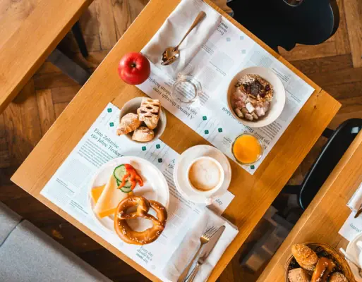 Een tafel met verschillende gerechten erop.