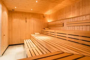 Houten sauna met verlichting in het HENRI Hotel.