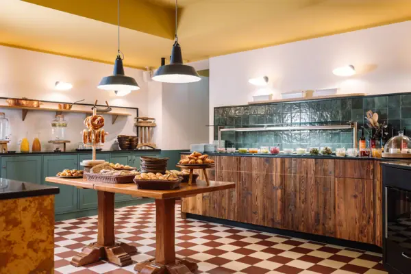 Keuken met eten op een tafel