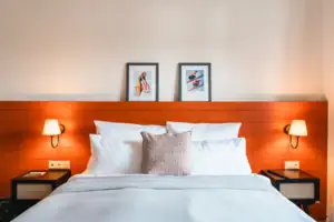 Bed Bed met wit plafond en rood hoofdeinde