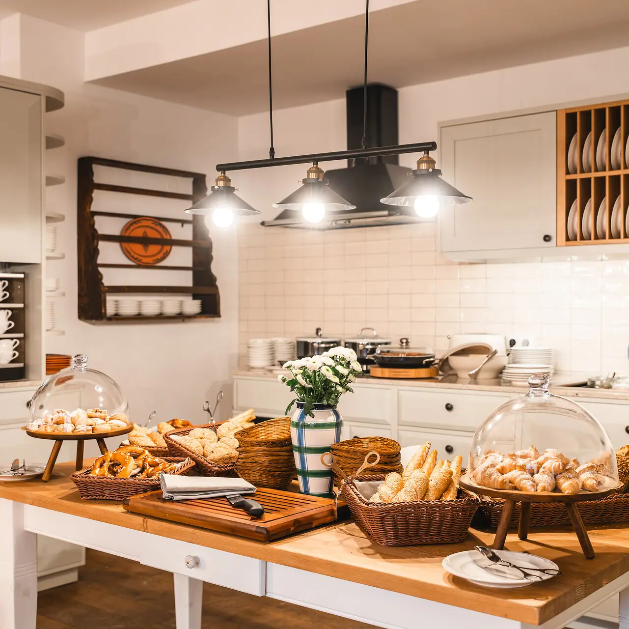 Ontbijtbuffet Een tafel met eten erop.