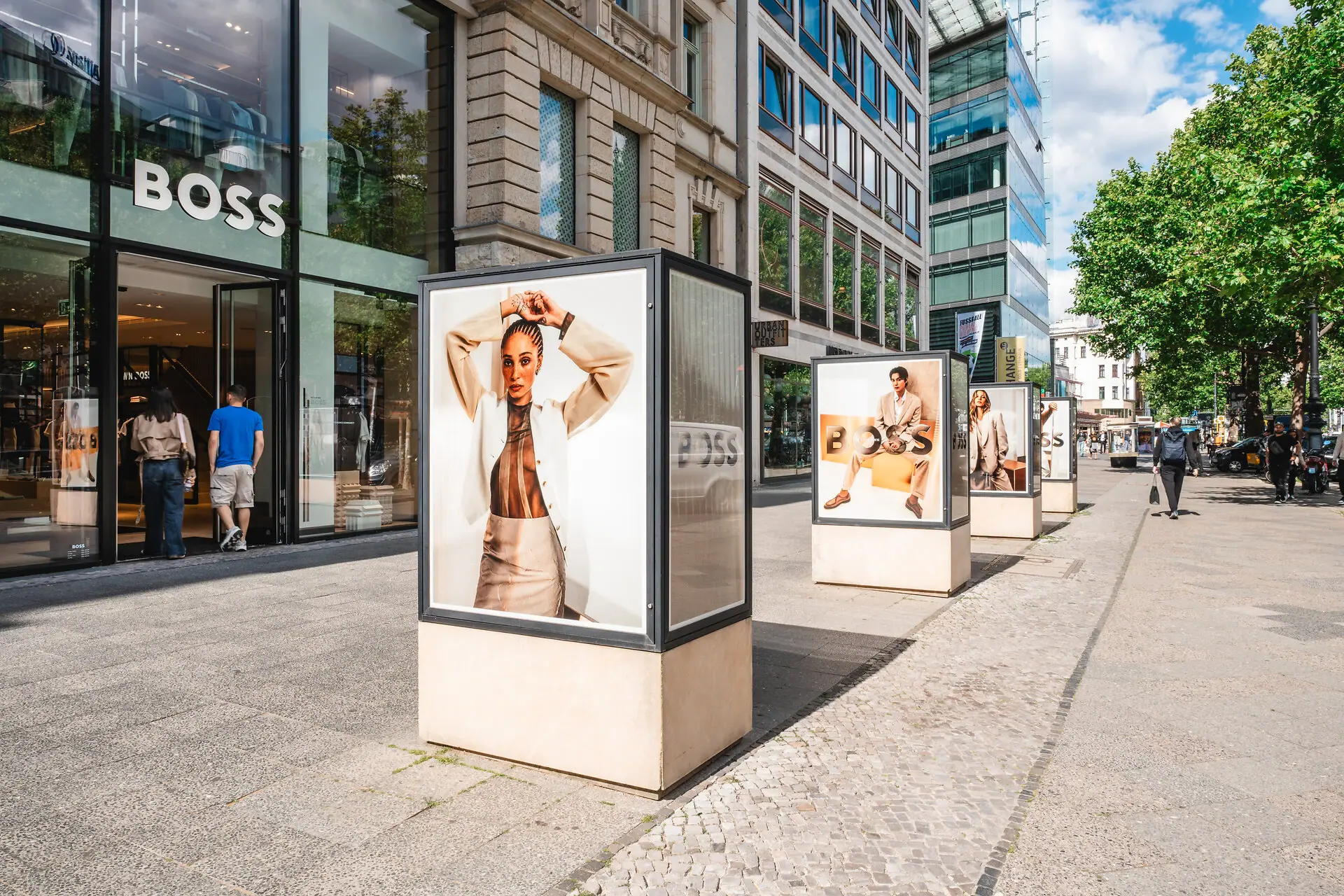 HENRI Berlijn Kudamm Een groep borden op een stoep.