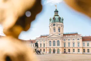 HENRI Berlijn Schloss Het paleis Charlottenburg met de koepel en het standbeeld op de voorgrond