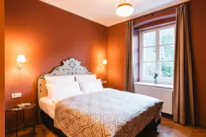 Bed Een kamer met een bed en een raam met uitzicht op het platteland