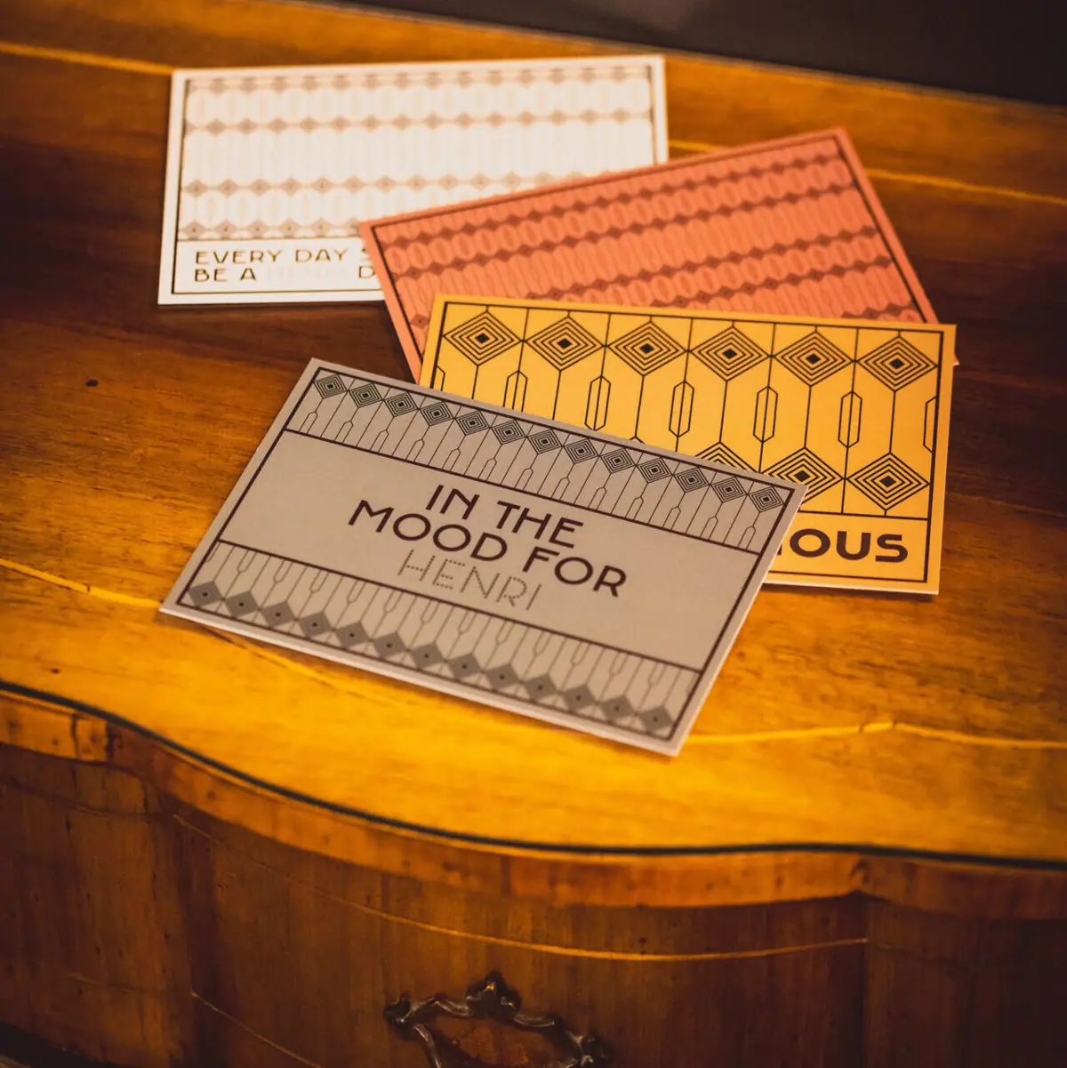 Oud houten ladenkastje met drie ansichtkaarten