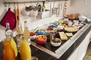 Buffet met verschillende gerechten en drankjes.