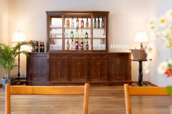 Een huisbar met glazen en flessen erop.