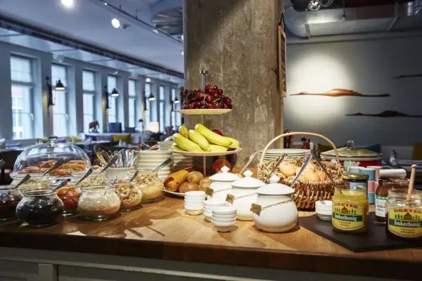 HENRI HH Ontbijt Een tafel met verschillende borden en servies.