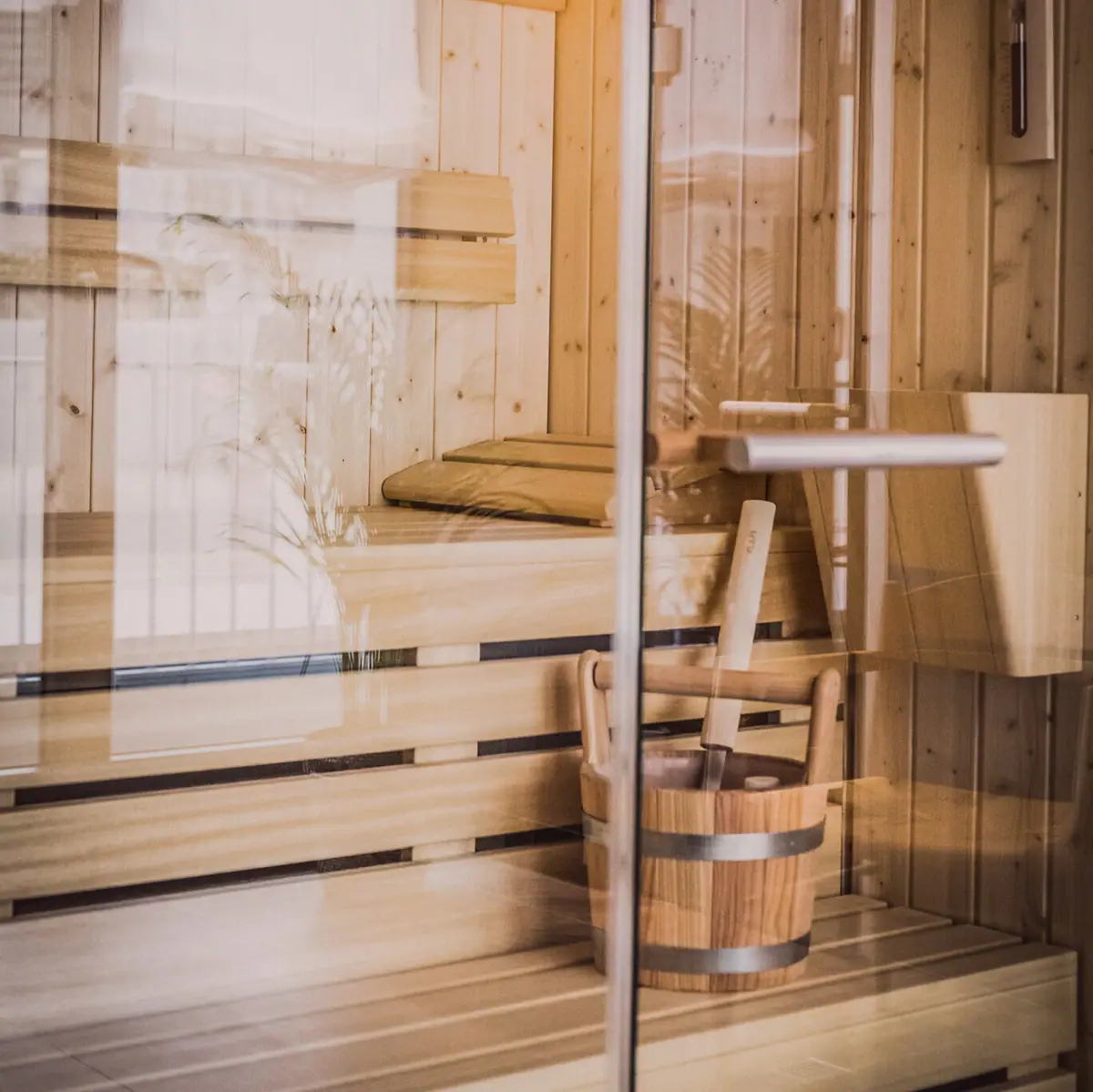 HENRI Sauna Houten emmer in een sauna