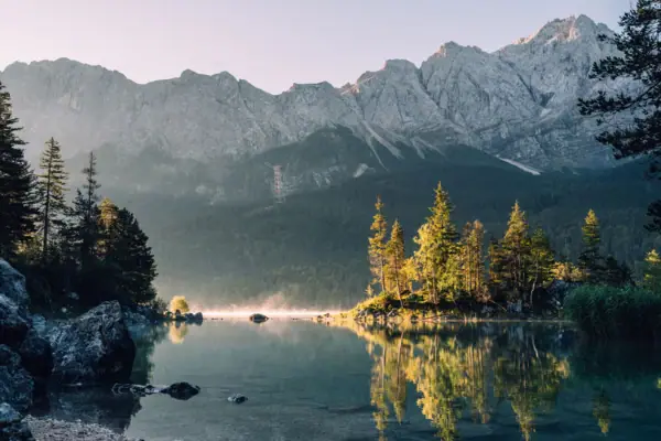 De Eibsee met bomen en bergen op de achtergrond bij Garmisch-Partenkirchen.