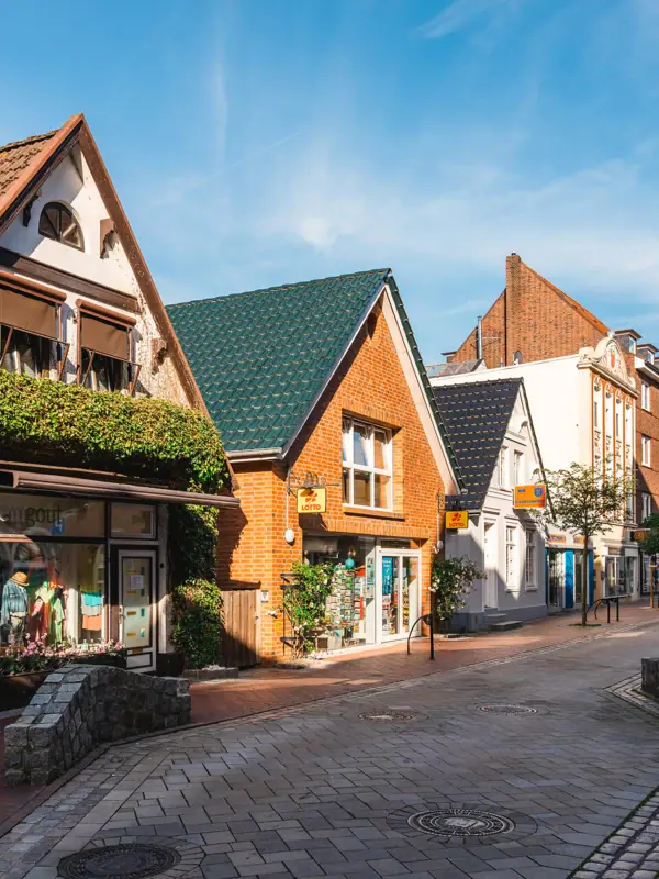 Straat in Cuxhaven met gebouwen en een lantaarnpaal