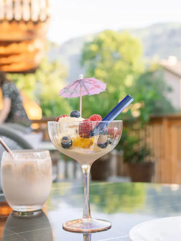 Een tafel met desserts en drankjes.