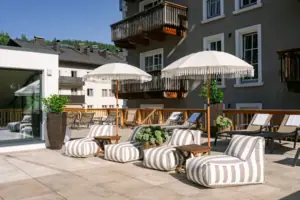 Terras met stoelen en parasols