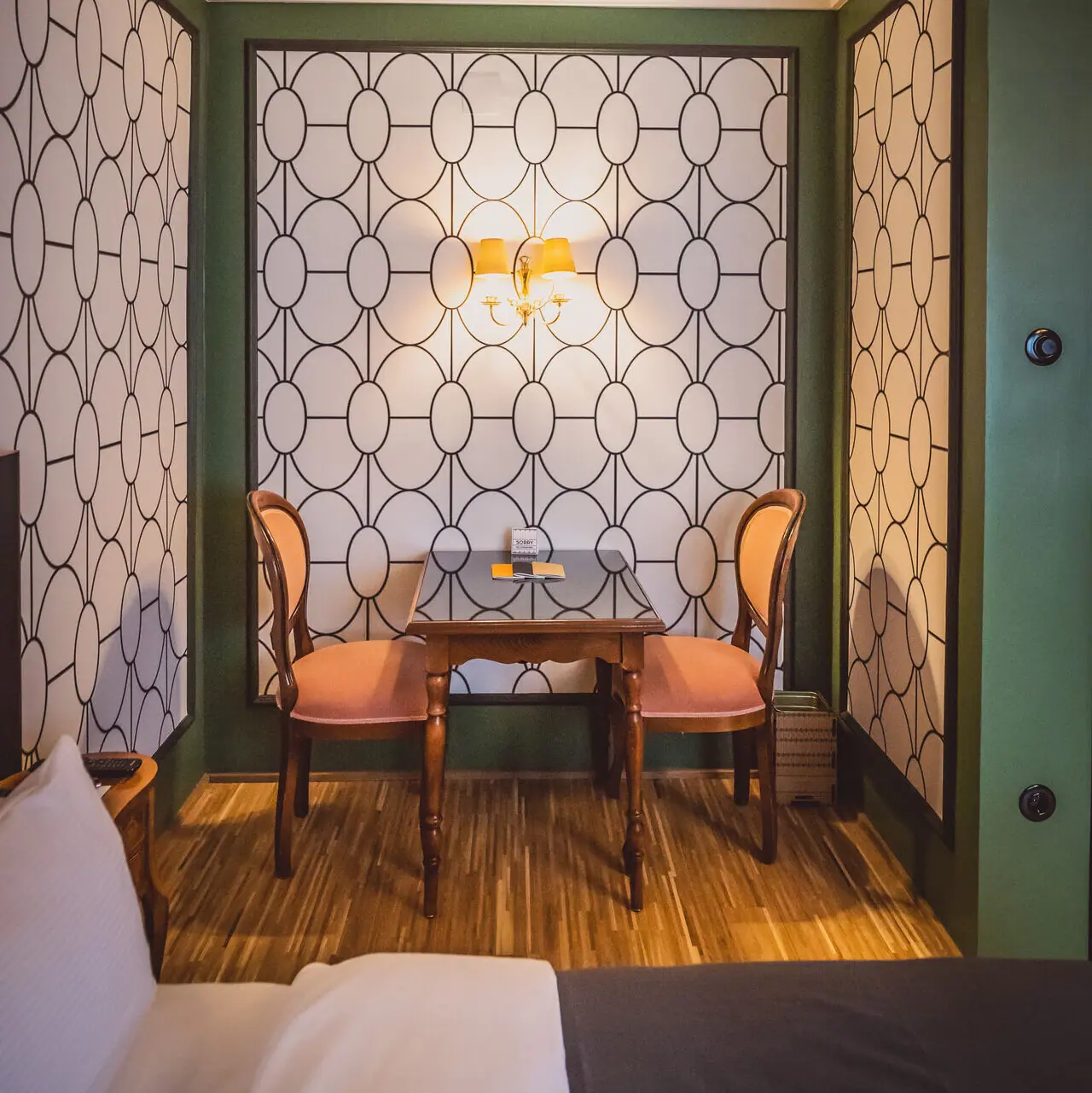 Zithoek Een tafel en stoelen in één kamer.