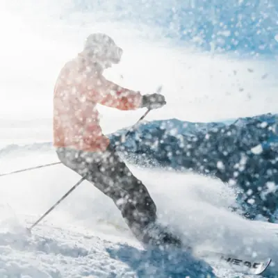 Iemand skiet een helling af.