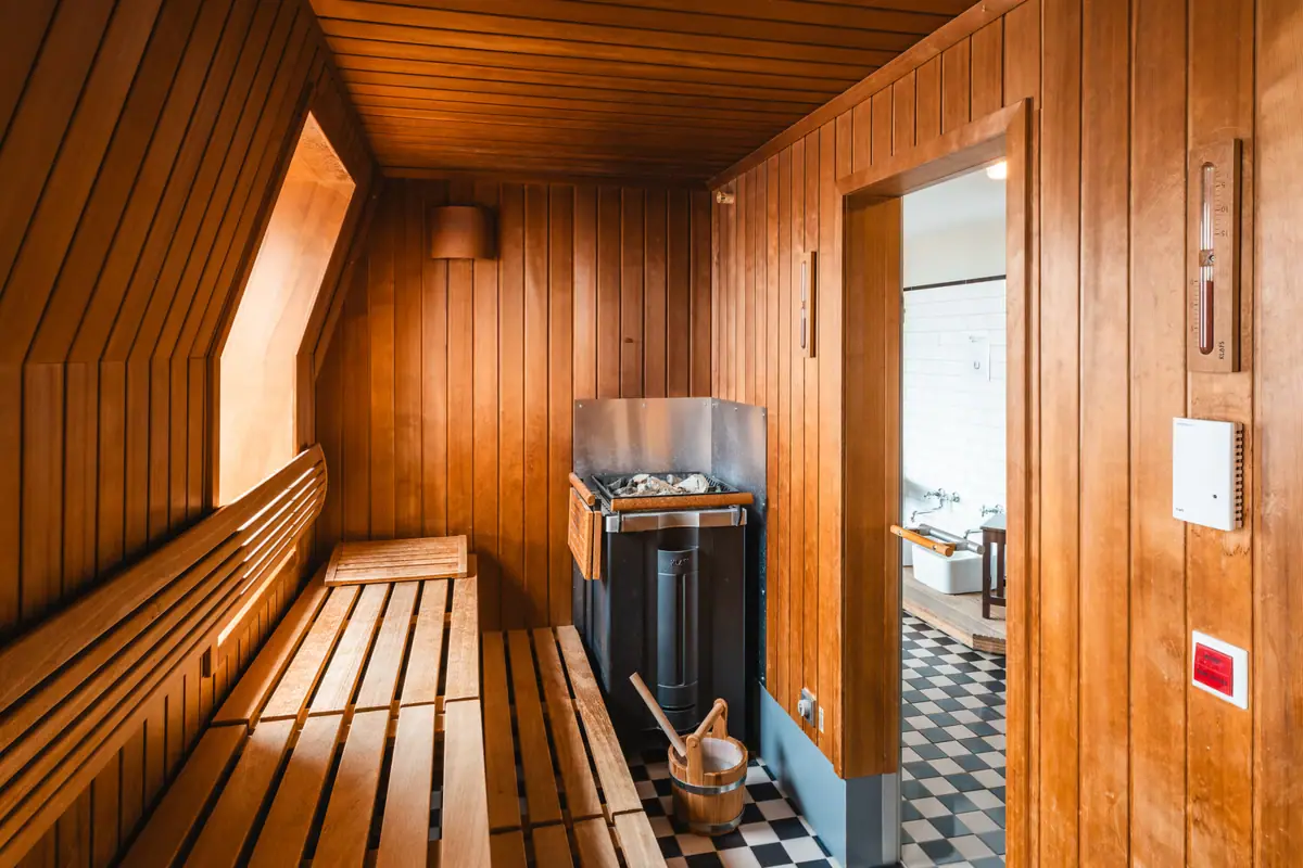 Een kamer met een houten muur en een bank.