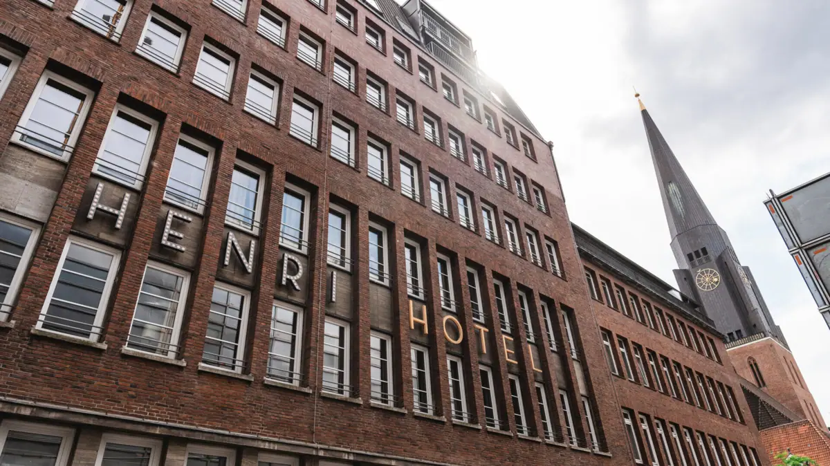 Bakstenen gevel van het HENRI Hotel Hamburg
