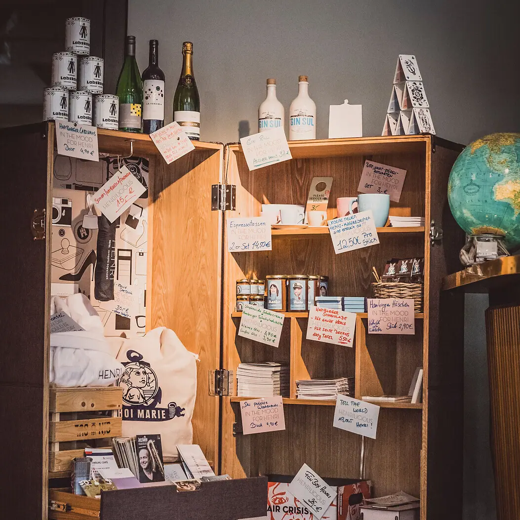 HENRI Winkel Een kast met een plank vol voorwerpen.