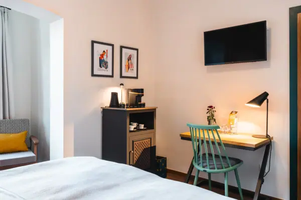 Koffie- en theestation Een kamer met een bed, bureau en televisie.