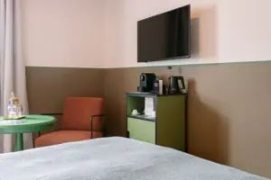 Koffie- en theebar Een televisie aan de muur.