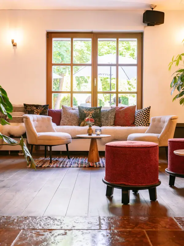 Woonkamer met banken en fauteuils.