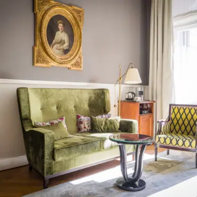 Woonkamer met bank en salontafel.