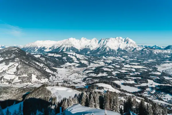 Besneeuwde bergen en een vallei in een winters landschap.
