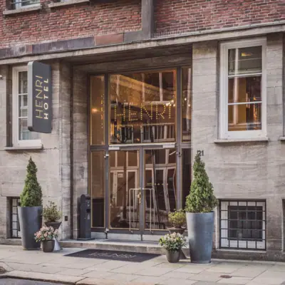 Ingang van het HENRI Hotel Hamburg Ingang van het HENRI Hotel Hamburg met twee plantenbakken