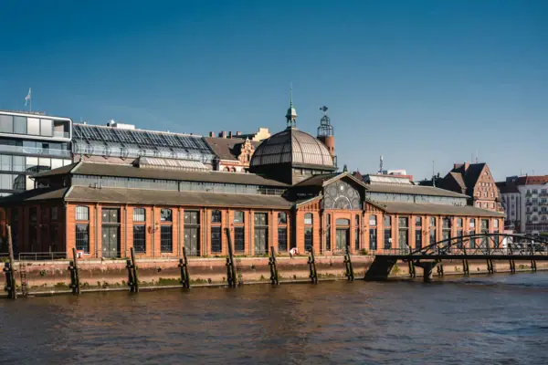 Een gebouw aan het water.