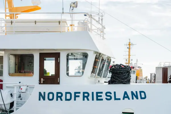 Een veerboot naar Noord-Friesland in Cuxhaven met een touw aan de zijkant.