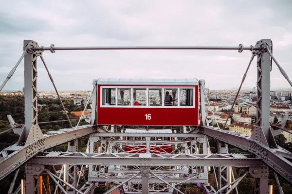Prater Rood en wit reuzenrad voor een bewolkte lucht.
