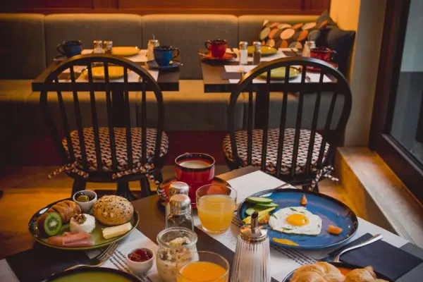 HENRI Düsseldorf Een tafel met borden vol eten en drinken.